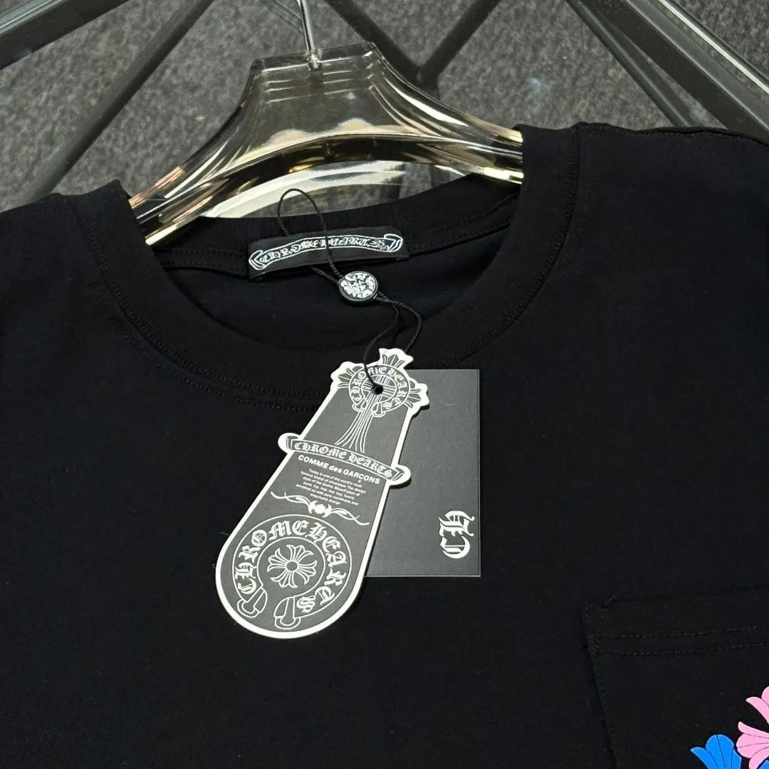P180 Chrome Hearts Chrome Hearts 25 high version. The fabric is made of 300 grams of high-density pure cotton. It does not deform or shrink. It has three labels. It is the same style for men and women. Technology: suede foam printing. Color: white black. SIZE: S-XL.